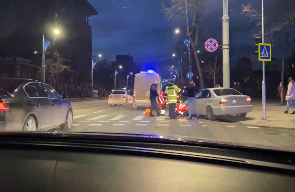 Accident GRAV lângă Preşedinţie. Un BMW a lovit o tânără chiar pe trecerea de pietoni